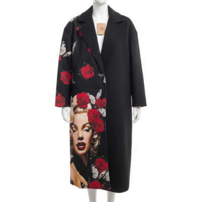Abrigo largo negro con estampado artístico de Marilyn Monroe y rosas rojas