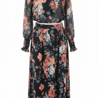 Conjunto negro de blusa con lazo y falda larga floral.