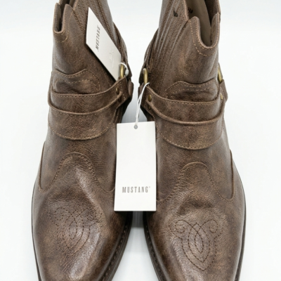 Botas cowboy marrones marca Mustang con detalle de hebilla lateral y bordado en la puntera.