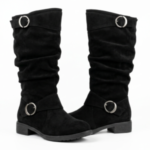Botas altas negras de mujer estilo slouch con hebillas metálicas laterales y tacón bajo.