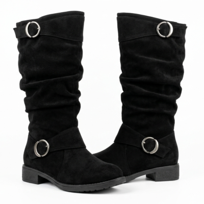 Botas altas negras de mujer estilo slouch con hebillas metálicas laterales y tacón bajo.
