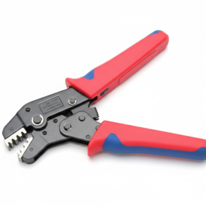 Crimpadora profesional de terminales aislados con mangos rojos y azules sobre fondo blanco