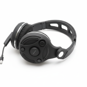 Auriculares con micrófono profesional de diadema color negro sobre fondo blanco