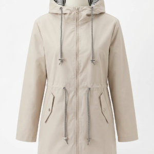 Parka beige con capucha y cordones ajustables frontales.