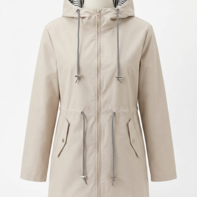 Parka beige con capucha y cordones ajustables frontales.
