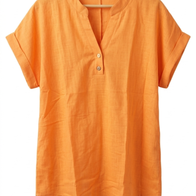 Blusa de lino color naranja mandarina para mujer, cuello Henley con dos botones, manga corta doblada, talla L, en percha de madera.