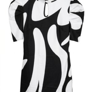 Vestido corto blanco y negro con estampado abstracto y mangas abullonadas.