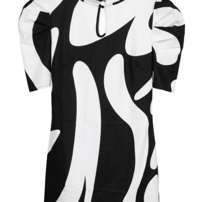 Vestido corto blanco y negro con estampado abstracto y mangas abullonadas.