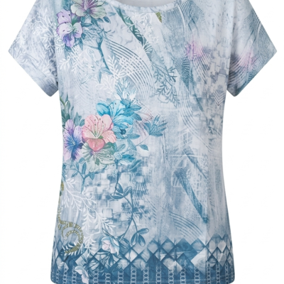 Camiseta mujer talla S, color azul claro con estampado de flores rosas y azules y detalles geométricos, fondo blanco.