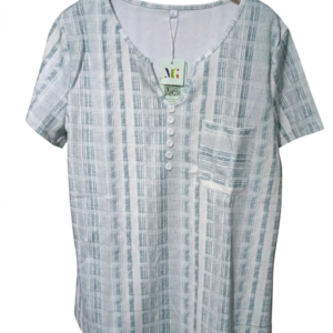 Blusa blanca de manga corta para mujer con rayas verticales azul claro, cuello con botones y bolsillo frontal, talla L, fondo blanco.