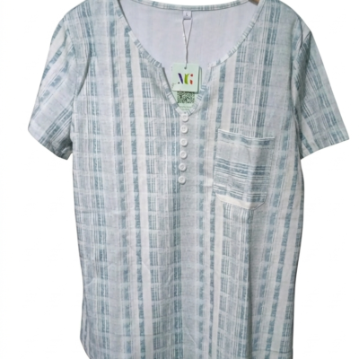 Blusa blanca de manga corta para mujer con rayas verticales azul claro, cuello con botones y bolsillo frontal, talla L, fondo blanco.