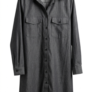 Vestido camisero vaquero gris oscuro con bolsillos frontales.