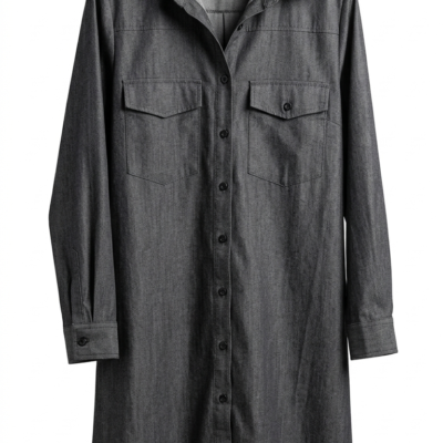 Vestido camisero vaquero gris oscuro con bolsillos frontales.