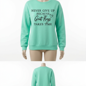 Sudadera verde menta con frase motivacional Never Give Up frontal y vista trasera en maniquí