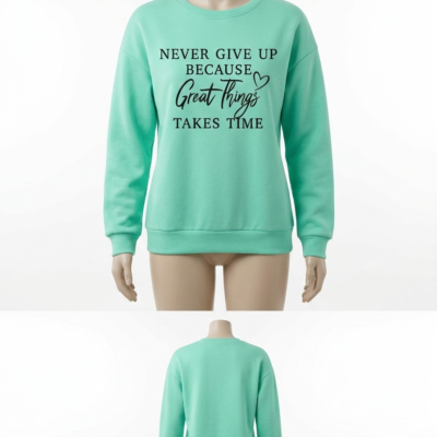 Sudadera verde menta con frase motivacional Never Give Up frontal y vista trasera en maniquí