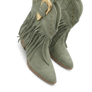 Botines de mujer color verde oliva con flecos laterales y hebilla dorada decorativa.