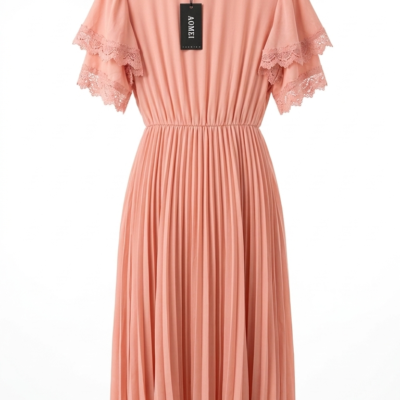 Vestido largo plisado rosa salmón con mangas de encaje y cuello alto