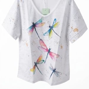 Camiseta blanca de manga corta con estampado artístico de libélulas en colores acuarela sobre fondo blanco profesional.