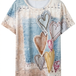 Camiseta beige para mujer talla XL con estampado de corazones tipo patchwork en azul, amarillo y marrón sobre fondo blanco.