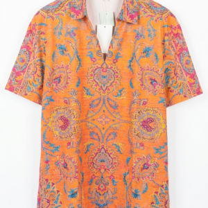 Camisa de manga corta color naranja con estampado de mandalas étnicos en azul y rosa, cuello polo sin botones, talla 2XL, fondo blanco.
