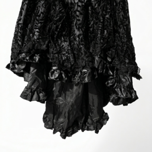 Falda corta negra de satén con capas de volantes y encaje floral negro, estilo gótico victoriano, talla única, fondo blanco profesional.