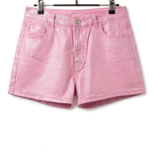 Short vaquero rosa metalizado con acabado brillante sobre percha y fondo blanco profesional.