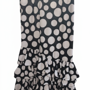 Falda de flamenca negra con lunares blancos de talle alto y volantes asimétricos.