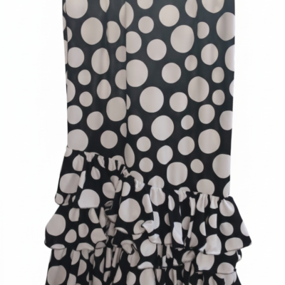 Falda de flamenca negra con lunares blancos de talle alto y volantes asimétricos.