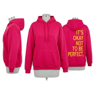 Sudadera fucsia con capucha y frase motivadora amarilla en la espalda.