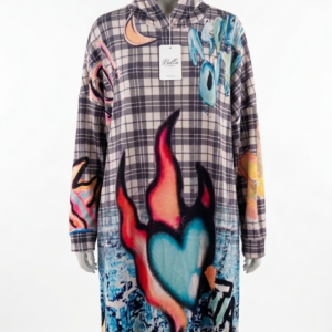 Vestido tipo hoodie oversize con dibujo de pato con capucha roja y letras estilo arte urbano de colores.