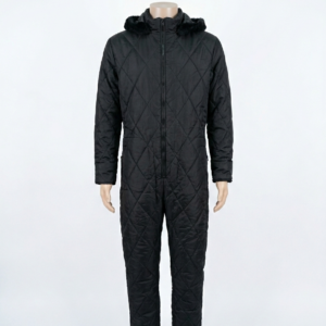 Mono de cuerpo completo acolchado negro con capucha y cremallera frontal en maniquí.