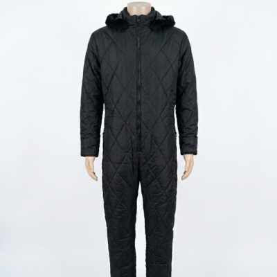 Mono de cuerpo completo acolchado negro con capucha y cremallera frontal en maniquí.